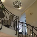 Schody wstęgowe jako centralny punkt salonu – jak zaprojektować efektowną konstrukcję?